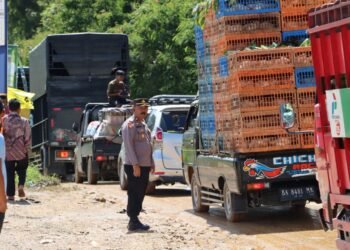 Perlancar Akses Lalu Lintas Pasca Longsor,  Polres Solok Terapkan Sistim Buka Tutup Jalan Nasional di Nagari Lolo