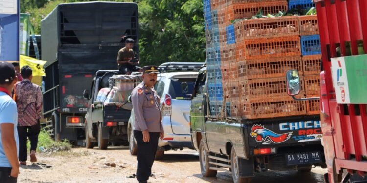 Perlancar Akses Lalu Lintas Pasca Longsor, Polres Solok Terapkan Sistim Buka Tutup Jalan Nasional di Nagari Lolo