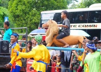 Masyarakat Membludak Saksikan Pawai Budaya HUT Dharmasraya ke-20