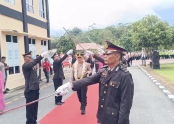 Pisah Sambut Kapolres Dharmasraya Diwarnai Upacara Pedang Pora