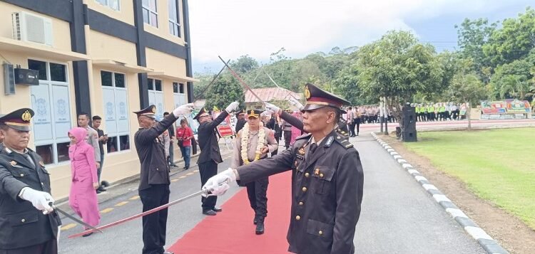 Pisah Sambut Kapolres Dharmasraya Diwarnai Upacara Pedang Pora