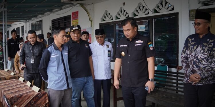 Sutan Riska Tinjau Kesiapan Logistik Pemilu 2024 Sehari Menjelang Pencoblosan