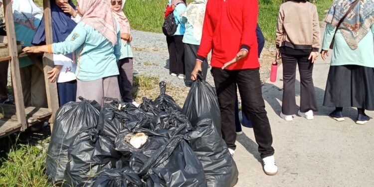 Implementasikan Inovasi GAGAH PISAN, Pemkab Dharmasraya Lakukan Aksi Bersih-Bersih Peringati HPSN