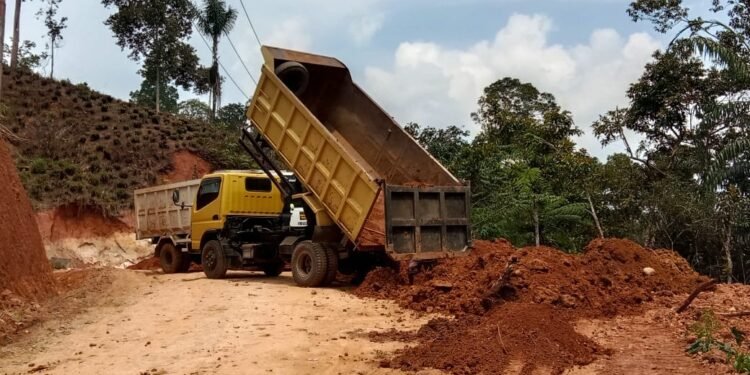 Satgas TMMD Kodim 0305/Pasaman Genjot Pelebaran Jalan di Simpang Tonang Utara