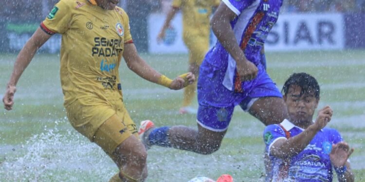 Final Liga 2 Leg 1: Dibawah Guyuran Hujan, Ambisi Semen Padang FC Diredam PSBS 0-3