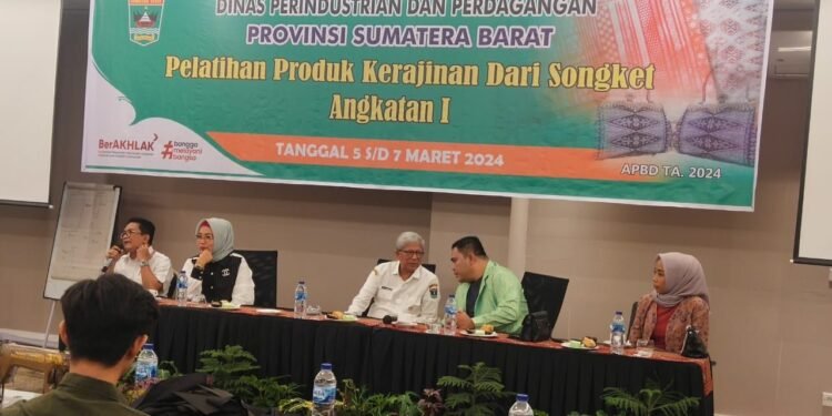 Disambangi Anggota DPRD Sumbar Rico Alviano, Animo Peserta Pelatihan Kerajinan Songket Makin Bangkit