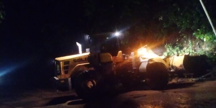 Gerak Cepat,  Semen Padang Bantu Alat Berat Atasi Longsor di Lubuk Paraku