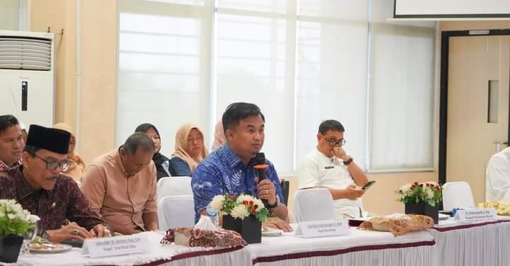 Bersama Bupati Limapluh Kota dan Pasaman Barat, Bupati Dharmasraya Serahkan LKPD Tahun 2023 ke BPK Sumbar