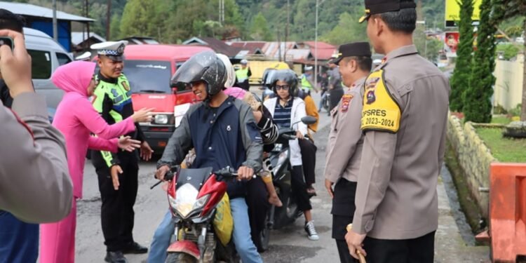 Bagi Takjil Buka Puasa, Kapolres Solok Bersama Ketua Bhayangkari Stop Semua Kendaraan    