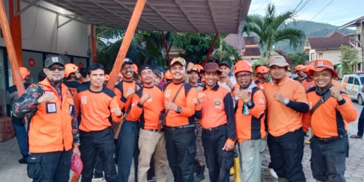 Aksi Sosial PKS Dharmasraya di Pessel, Bagikan Bahan Makanan, Pakaian dan Bersihkan Fasum