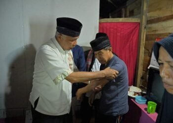 Sambangi Rumah Warga  Jawi-Jawi, Gubernur Sumbar Serahkan Bantuan Bedah Rumah dan Sahur Bersama