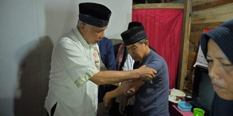 Sambangi Rumah Warga  Jawi-Jawi, Gubernur Sumbar Serahkan Bantuan Bedah Rumah dan Sahur Bersama