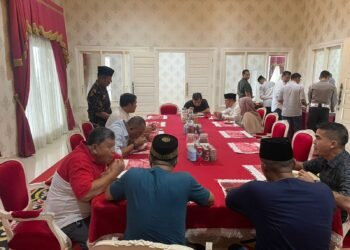 Suasana Lebaran, Kapolres Dharmasraya Bertamu ke Rumdis Bupati Sutan Riska Tuanku Kerajaan