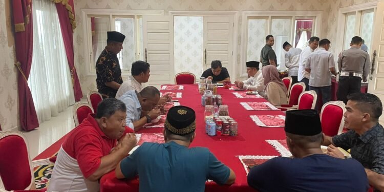 Suasana Lebaran, Kapolres Dharmasraya Bertamu ke Rumdis  Bupati Sutan Riska Tuanku Kerajaan  