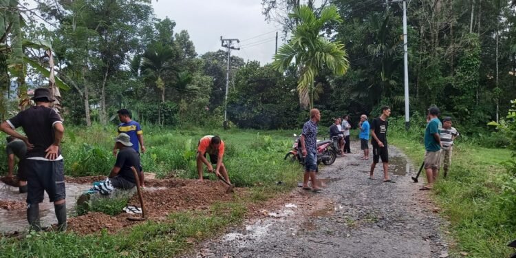 Jalan Sering Banjir, Warga Perum Tamber Indah Lubuk Sikaping Goro Perbaiki Banda