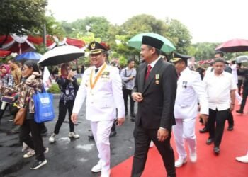 Ini Baru Keren! Dihari OTDA Bupati Dharmasraya Terima Penghargaan  Pemerintah Kabupaten Terbaik