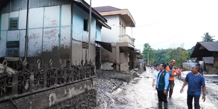 Galodo Besar Landa Tanah Datar, Bupati Eka Putra Turun  Mendampingi  Warga Terdampak