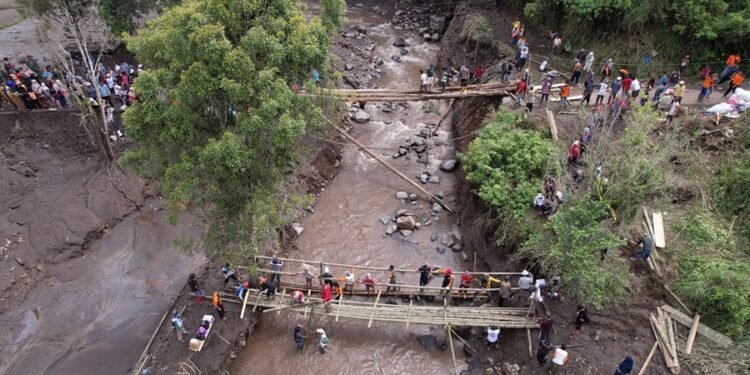 Jembatan Darurat Menuju Nagari Sungai Jambu Dibangun, Bupati Eka Putra Sampaikan Terimakasih Pada Relawan