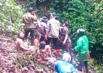 Sitinjau Lauik Longsor , Gubernur Mahyeldi Turun ke Jurang Lakukan Evakuasi Korban   