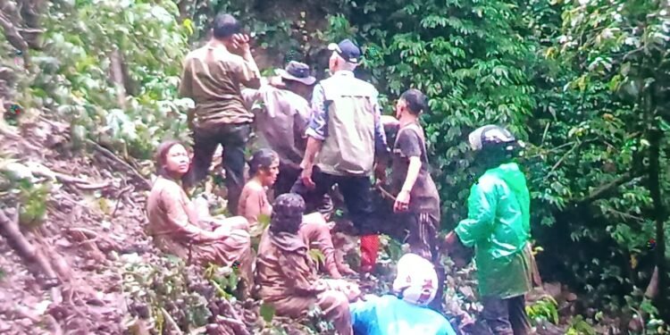 Sitinjau Lauik Longsor , Gubernur Mahyeldi Turun ke Jurang Lakukan Evakuasi Korban   