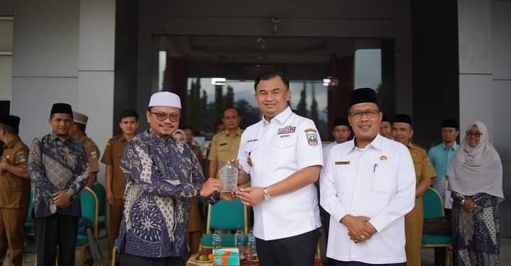 Bupati Sutan Riska Buka Khidmatul Ummah Santri Ponpes Sumatera Tawalib Parabek