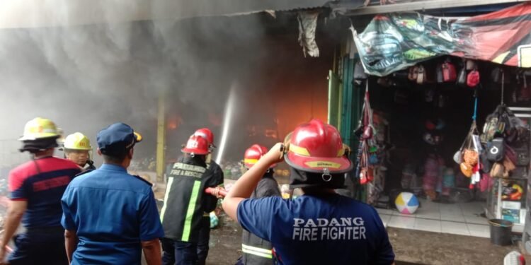 Kebakaran Hebat di Pasar Raya Padang, Toko Mainan Dilalap Sijago Merah