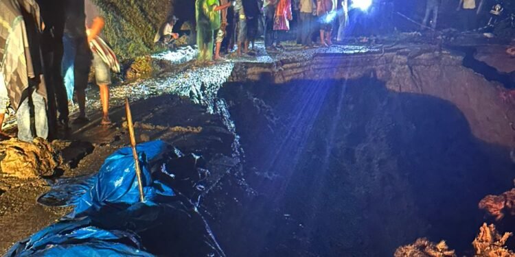 Jalan Nasional Amblas di Nagari Lolo, Akses ke Muara Labuh Putus Total