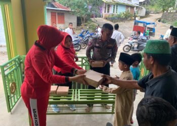 Mantap! Kapolres Solok Bagikan 150 Paket Makan Siang Gratis Pada Jamaah Shalat Jumat di Masjid Raya Al Mukaromah  