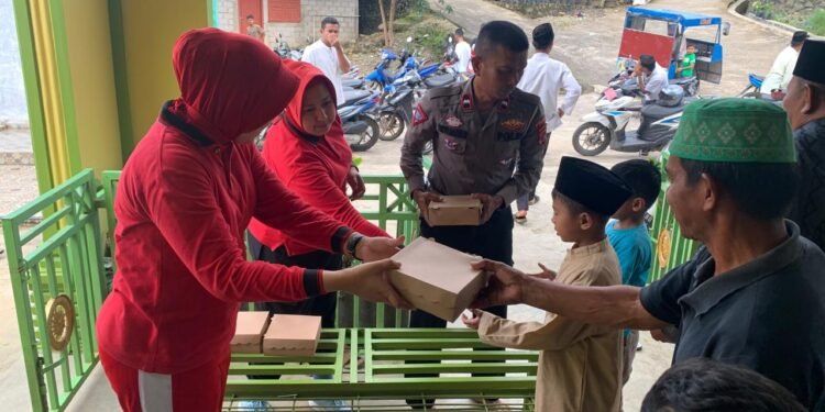 Mantap! Kapolres Solok Bagikan 150 Paket Makan Siang Gratis Pada Jamaah Shalat Jumat di Masjid Raya Al Mukaromah  