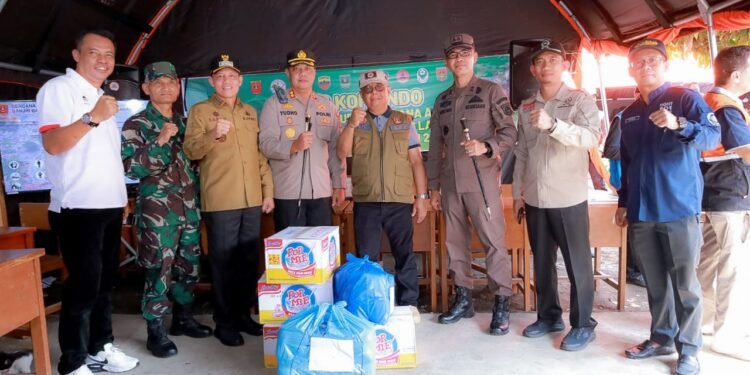 Peduli Bencana Banjir Bandang, Bupati  Pasaman Antarkan Bantuan ke Agam dan Tanah Datar