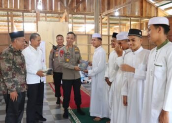 Sambangi Ponpes Darul Tauhid: Kapolres Solok Edukasi Santri, Serahkan 100 Alqur’an dan Bantuan Uang 