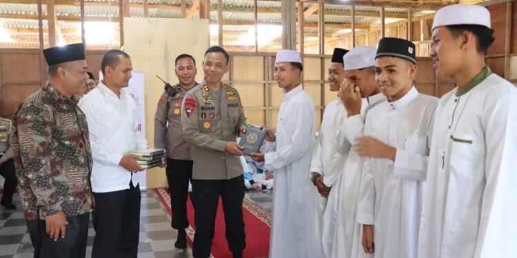 Sambangi Ponpes Darul Tauhid: Kapolres Solok Edukasi Santri, Serahkan 100 Alqur’an dan Bantuan Uang 