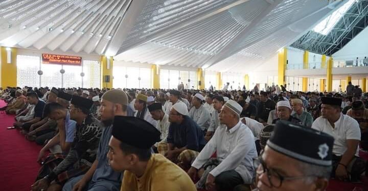 Bersama Bupati, Ketua DPRD Pariyanto Laksanakan Shalat Idul Adha 1445 H di Masjid Agung Dharmasraya