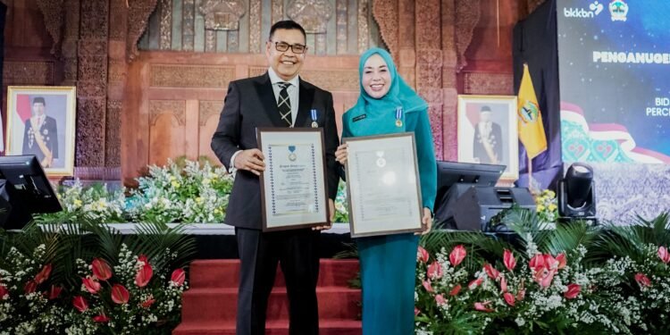 Boyong 5 Penghargaan Nasional, Bupati Epyardi Asda dan Ketua TPP PKK Kabupaten Solok Sabet Manggala Karya Kencana