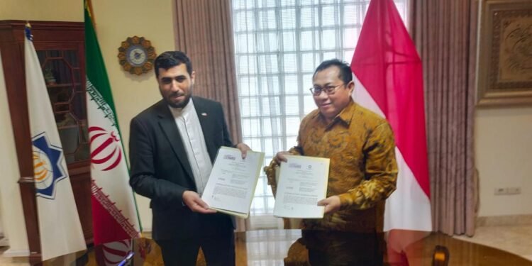 Jalin Kerjasama, Ketum SMSI Firdaus Tandatangani MoU dengan Konselor Kebudayaan Iran Ebrahimi