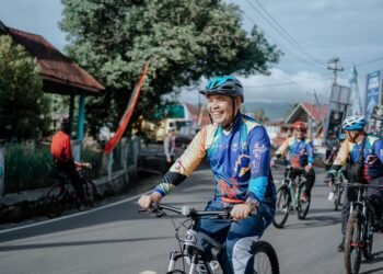 Napak Tilas TdS, Bupati Solok Gowes Bersama 2500 Pesepeda di Pinggir Danau Singkarak