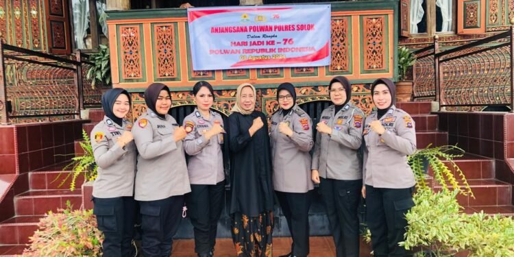 Maknai Hari Jadi Polwan ke 76, Anggota Polwan Polres Solok Anjangsana ke Rumah Kompol (Purn) Dewi Sartika  