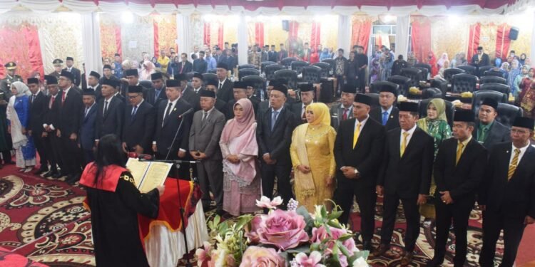 35 Anggota DPRD Kab. Solok Dilantik, Ivoni Munir dan Armen Plani Pimpinan Sementara