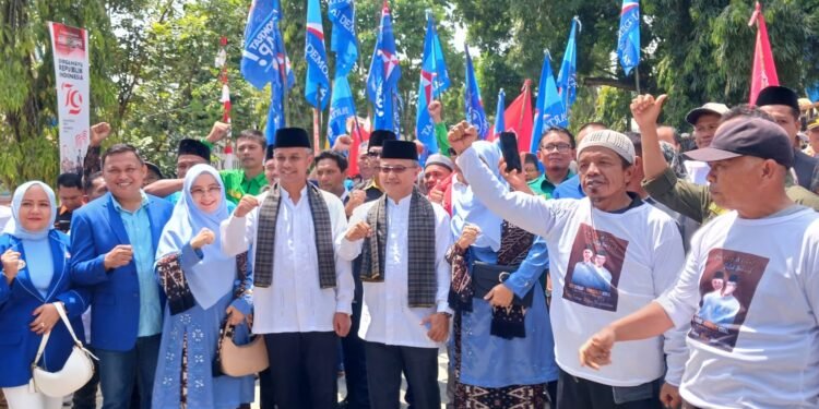 Membludak, Warga Antusias Mengantar Budi Satriadi – Hardinalis Kobal Mendaftar ke KPU Kabupaten Solok