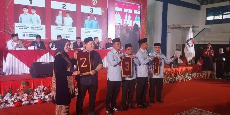 Suasana Riang Gembira Hiasi Penarikan Nomor Urut Paslon Bupati-Wakil Bupati Solok