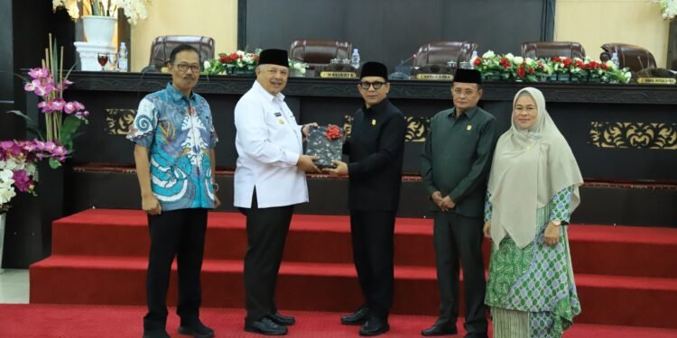 Dihadapan Sidang Paripurna DPRD, Walikota Solok Zul Elfian Umar Sampaikan Nota Pengantar Ranperda Perubahan APBD 2024