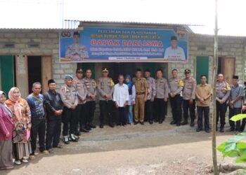 Siap Dipugar, Kapolres Solok  Serahkan Kunci Rumah Warga Nagari Sirukam