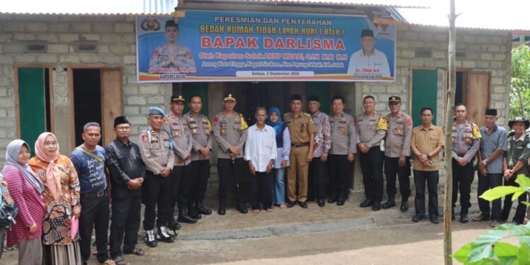 Siap Dipugar, Kapolres Solok  Serahkan Kunci Rumah Warga Nagari Sirukam