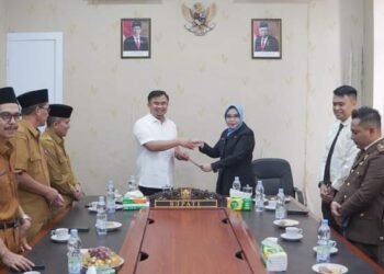 Agar Terlaksana Pemerintahan Bersih, Bupati Sutan Riska – Kajari Dharmasraya Ariana Tandatangani Nota Kesepahaman