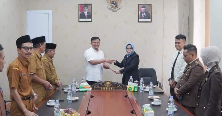 Agar Terlaksana Pemerintahan Bersih, Bupati Sutan Riska – Kajari Dharmasraya Ariana Tandatangani Nota Kesepahaman