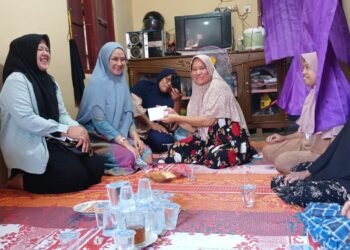 Peduli Pasien Kanker, Femi Nofi Candra dan Yofi Leo Murphy Datangi Warga Parak Anau