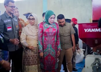 Pemkab Solok Bantu Gapoktan Parambahan Permai Mesin  Gilingan Padi  