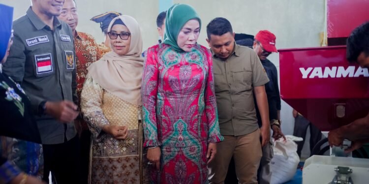 Pemkab Solok Bantu Gapoktan Parambahan Permai Mesin  Gilingan Padi