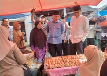 Sambangi Pasar Pagi Aia Manggih, Mahyeldi Pantau Harga Bahan Pokok