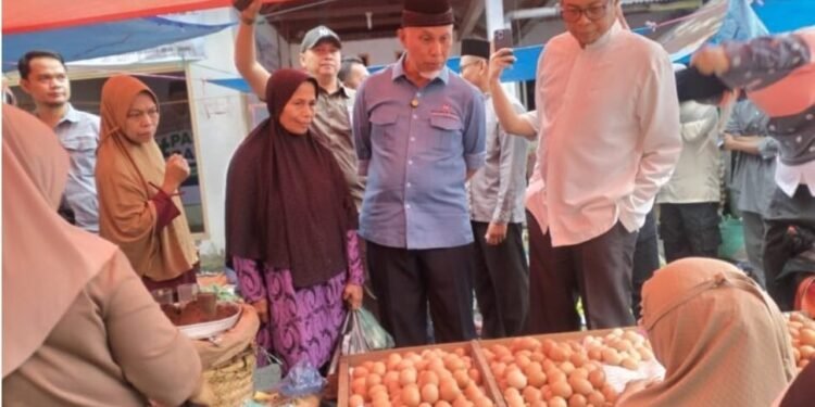 Sambangi Pasar Pagi Aia Manggih, Mahyeldi Pantau Harga Bahan Pokok